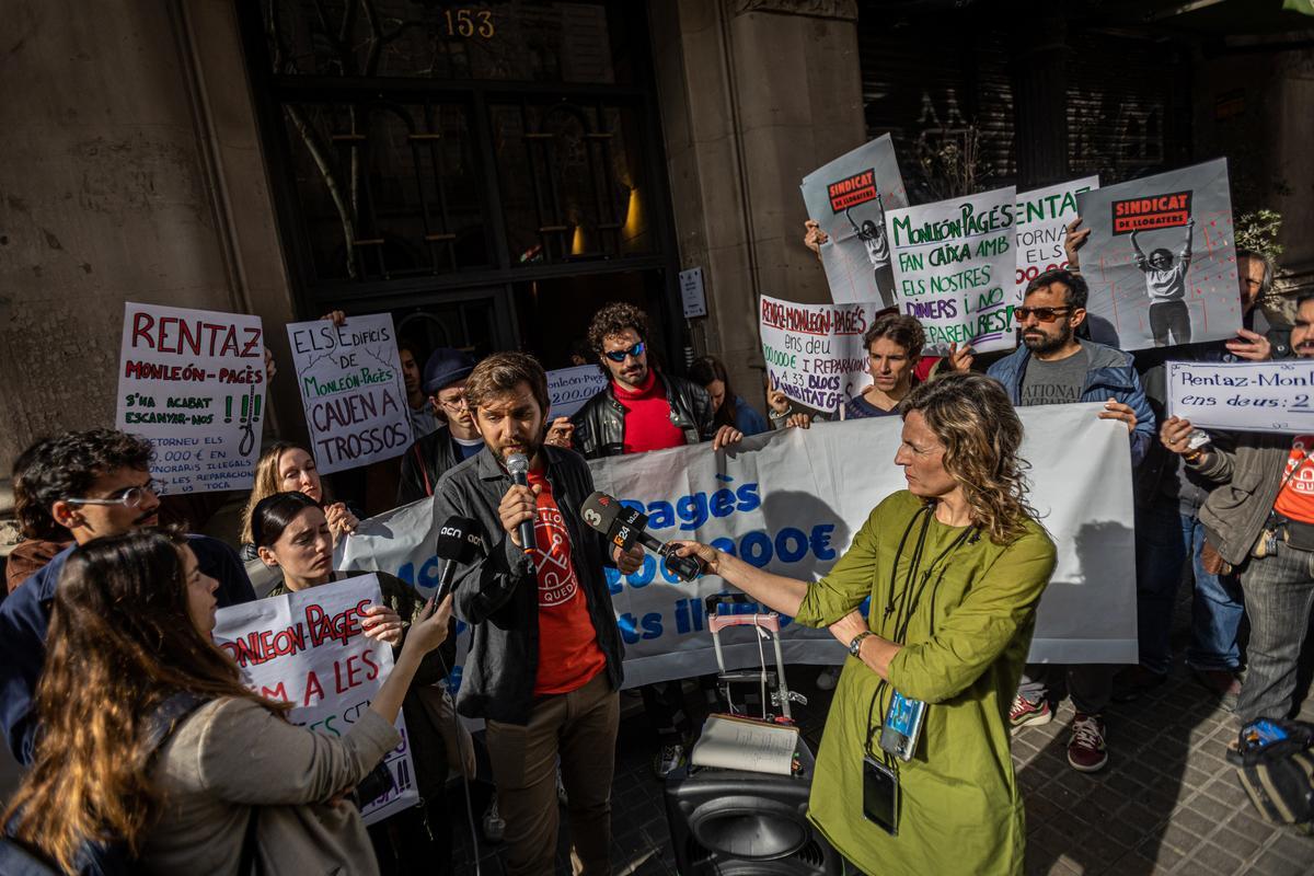 Decenas de inquilinos protestan ante una inmobiliaria de Barcelona por una estafa de 200.000 euros