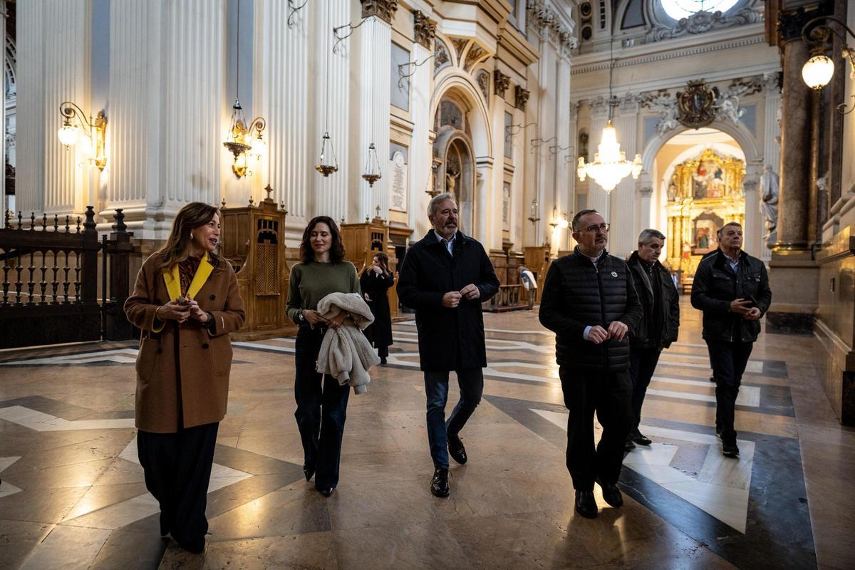 En imágenes | Primer gran acto del PP en Zaragoza para las elecciones del 8F y visita de Azcón y Ayuso a la Basílica del Pilar