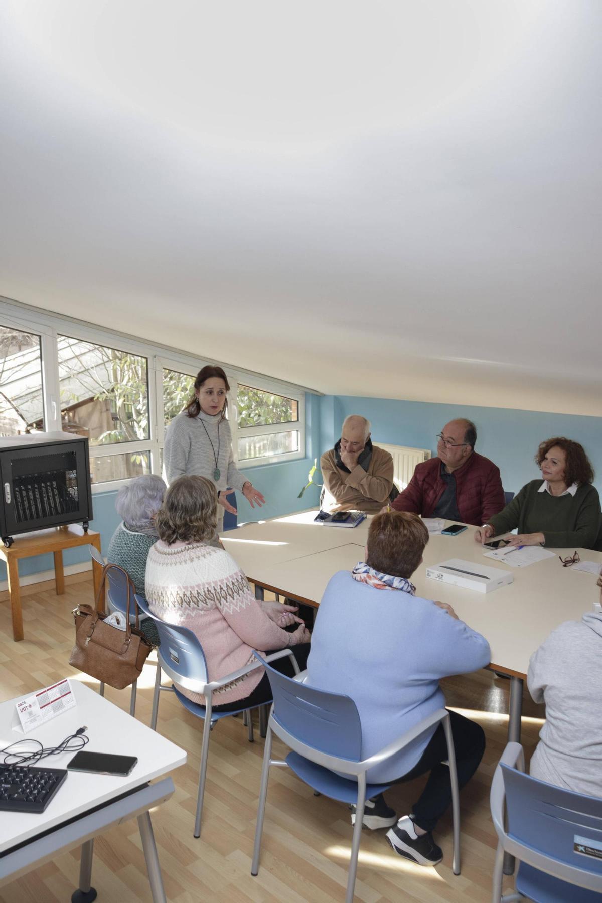 Mayores con voz propia: el “grupín del podcast” del Llano convierte el Centro Social en un estudio de radio