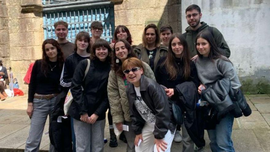 O grupo de teatro Dramiño nunha saída. | // D,P,