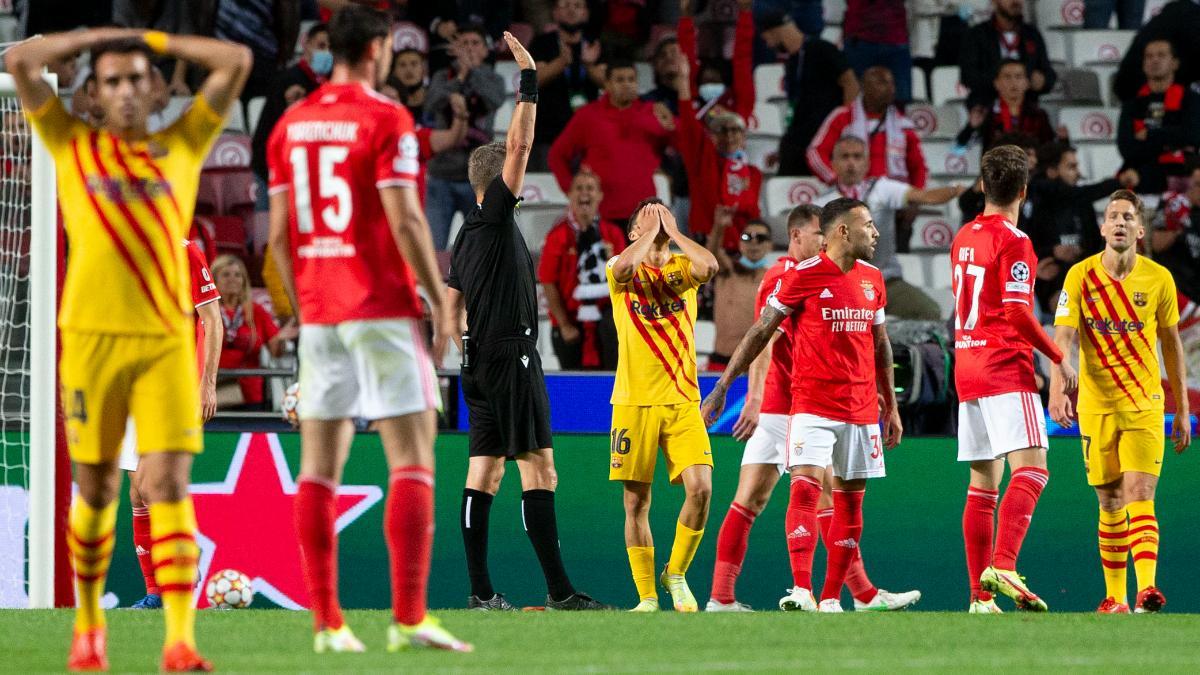 Los jugadores del Barça durante el partido contra el Benfica