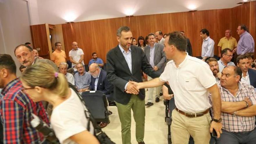 El presidente de la Diputación, César Sánchez, saluda al alcalde de Formentera del Segura antes de comenzar la junta de gobierno.