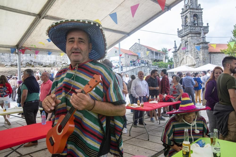 Avión festeja a sus emigrantes mexicanos - Comida "pica tantito, banderitas de papel picado y coronas de flores para las mujeres.