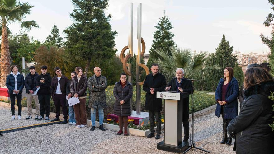 Elche recuerda con un monolito a los 12 ilicitanos víctimas del Holocausto