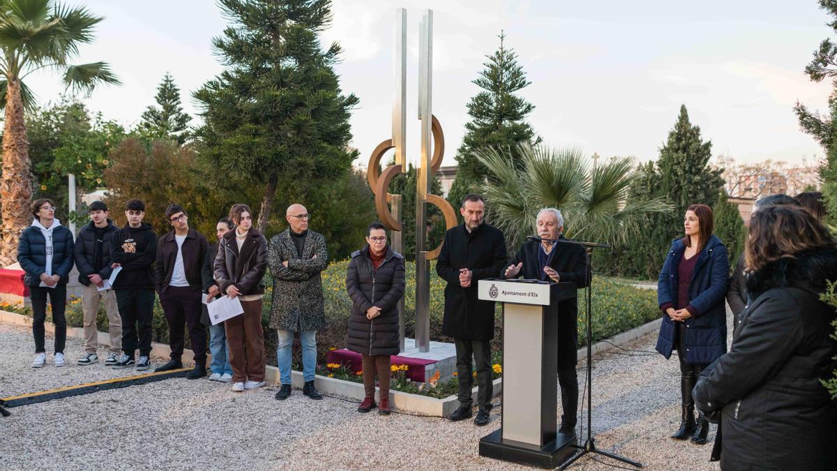 Miguel Ors interviene durante la inauguración del monolito en recuerdo a las víctimas de Elche en los campos de concentración nazis