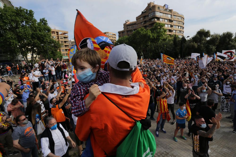 Manifestación de la Afición del Valencia contra Peter Lim