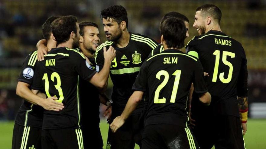 Los internacionales españoles felicitan a Mata (13) tras marcar el único gol del partido.