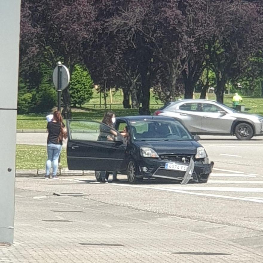 Uno de los vehículos siniestrados esta mañana en Oviedo.