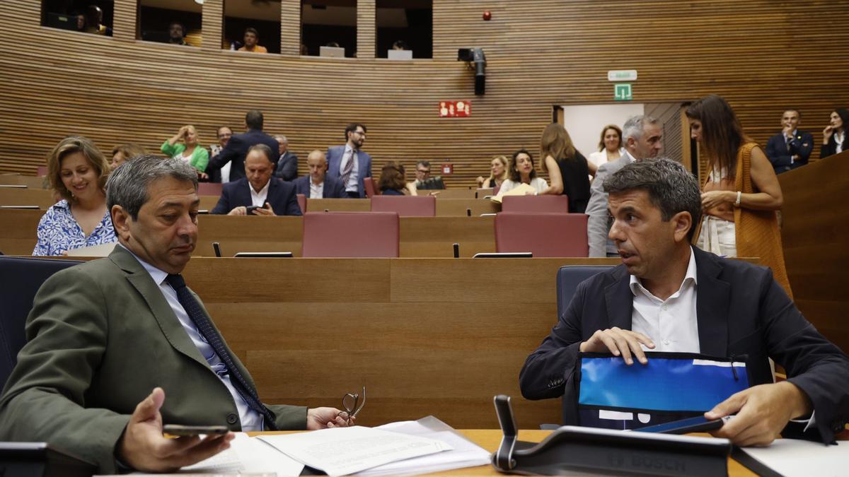 Mazón y Barrera, este jueves en las Corts / GERMÁN CABALLERO