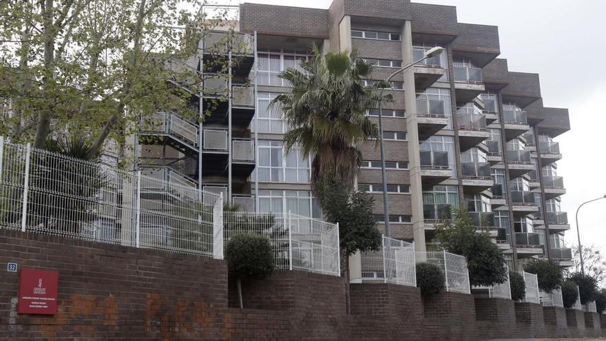 Exterior de la residencia de Carlet, en una imagen de ayer.