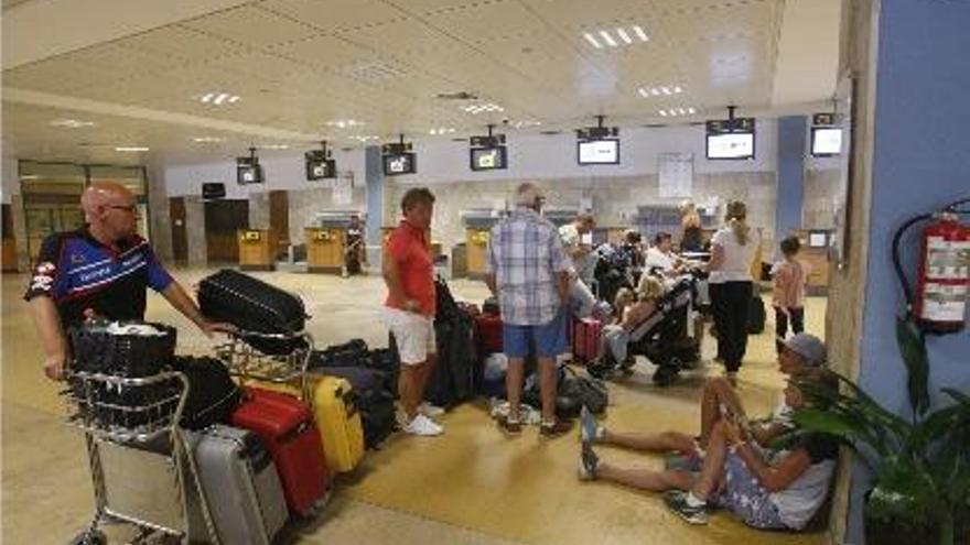 Viatgers afectats pel retard dels vols, fent cua per aconseguir explicacions i solucions de Ryanair