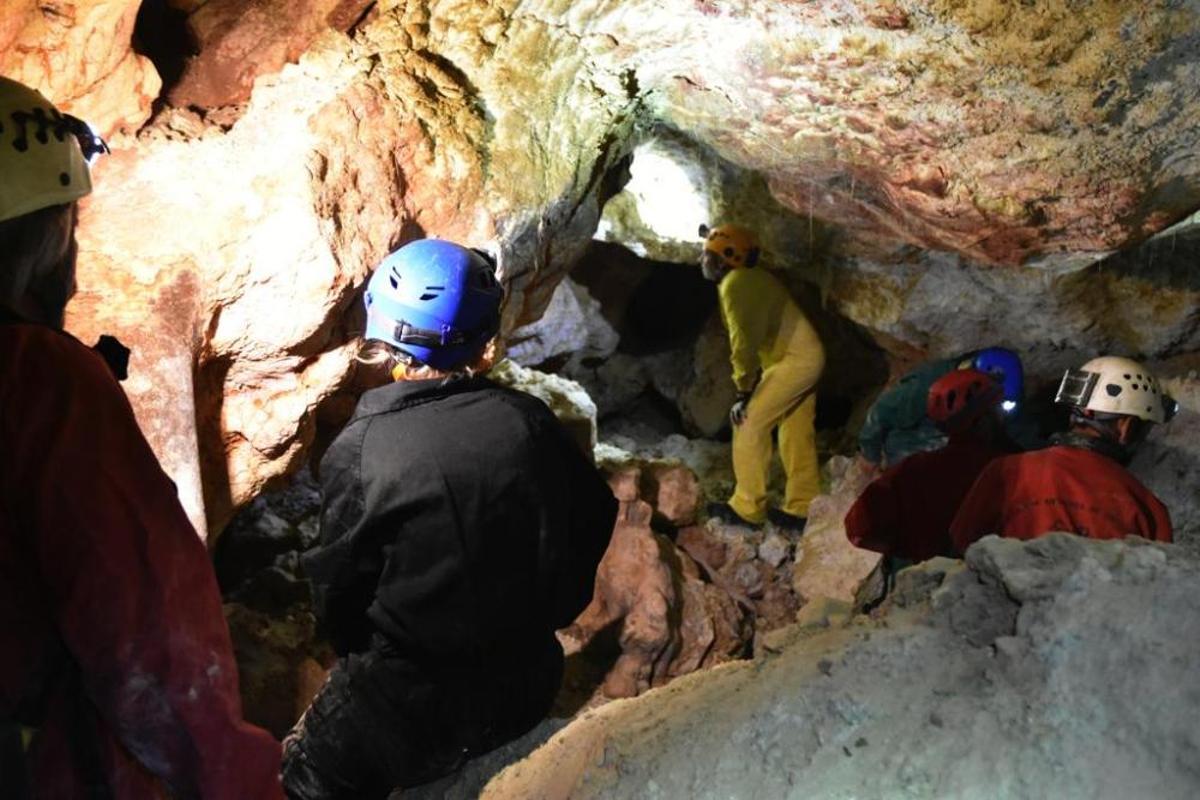 El equipo de expertos dentro de la gruta