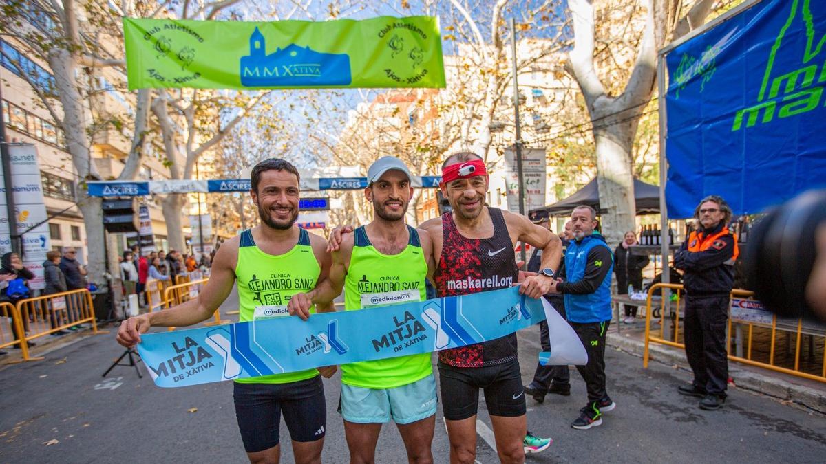 Los tres primeros clasificados de la Mitja Marató de Xàtiva 2024.