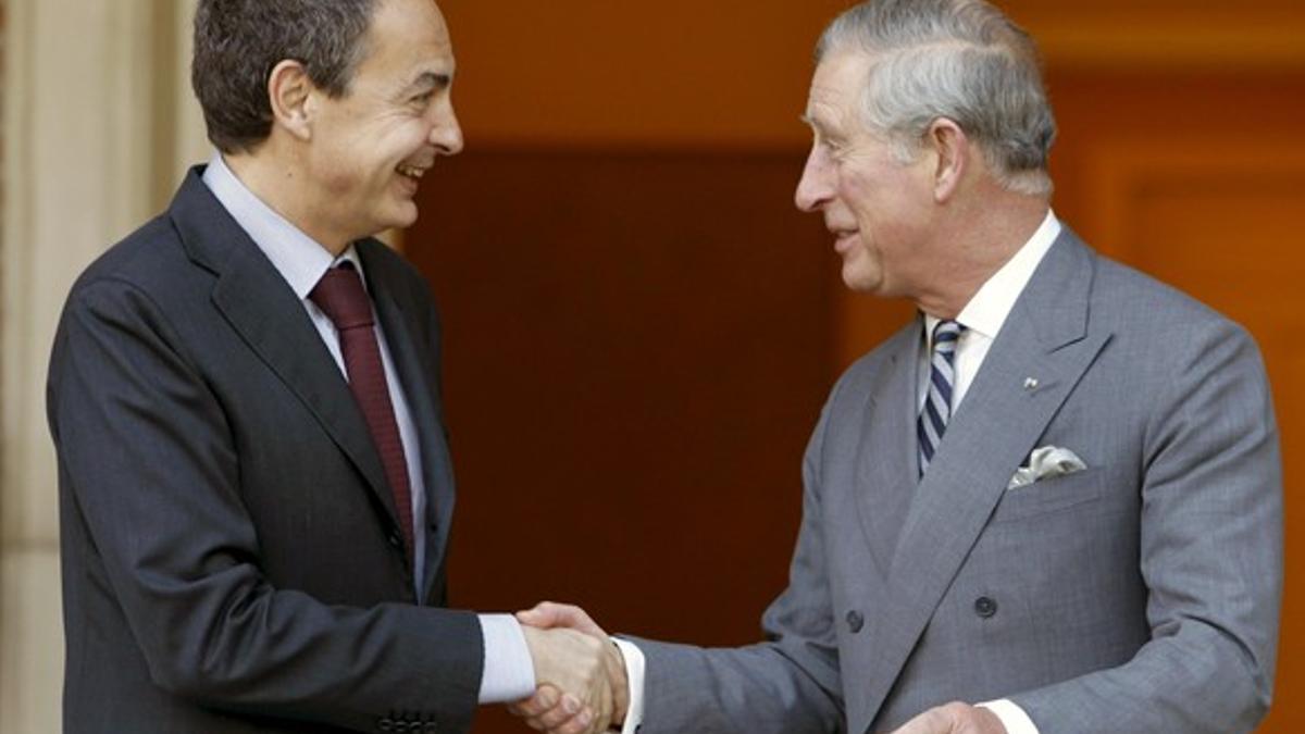 El presidente del Gobierno, José Luis Rodríguez Zapatero, saluda al príncipe de Gales a las puertas del Palacio de la Moncloa.