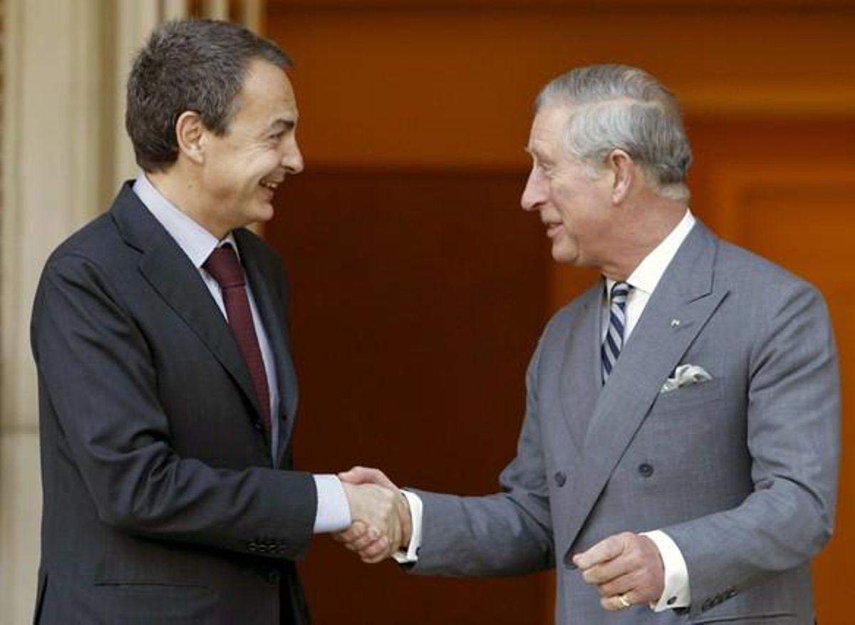El president del Govern, José Luis Rodríguez Zapatero, saluda el príncep de Gal·les a les portes del Palau de la Moncloa.