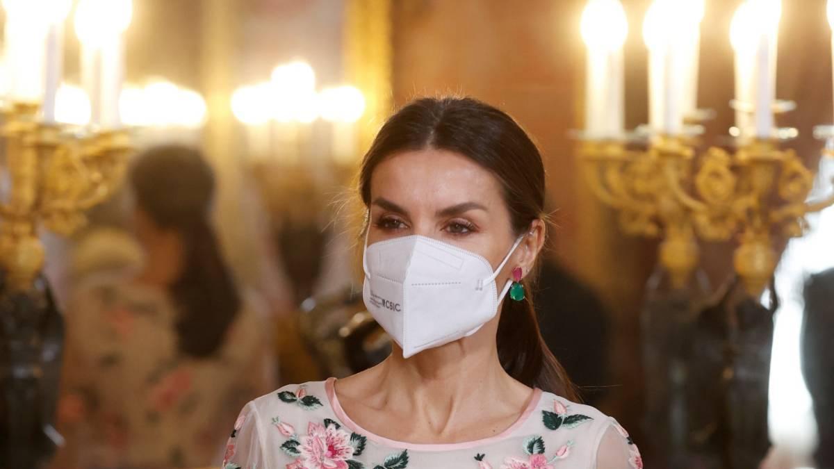 La reina Letizia recupera un vestido vintage de Valentino que estrenó la reina Sofía en 1977 durante la recepción del Cuerpo Diplomático acreditado en España