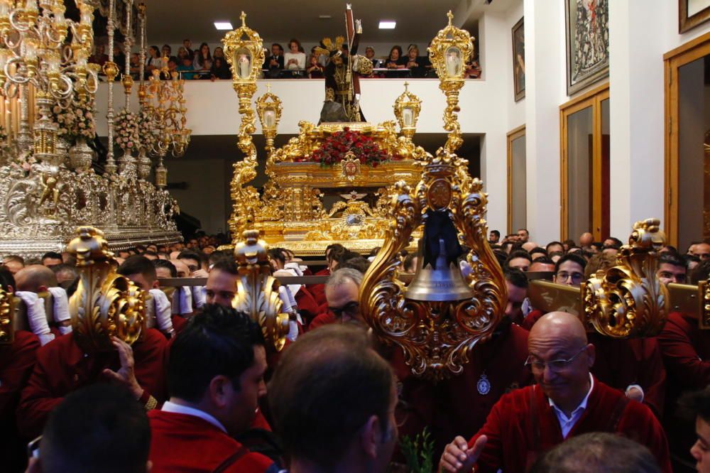 Las imágenes de la salida frustrada de la cofradía de la Misericordia, que tuvo que volverse nada más empezar su Jueves Santo a causa de la lluvia