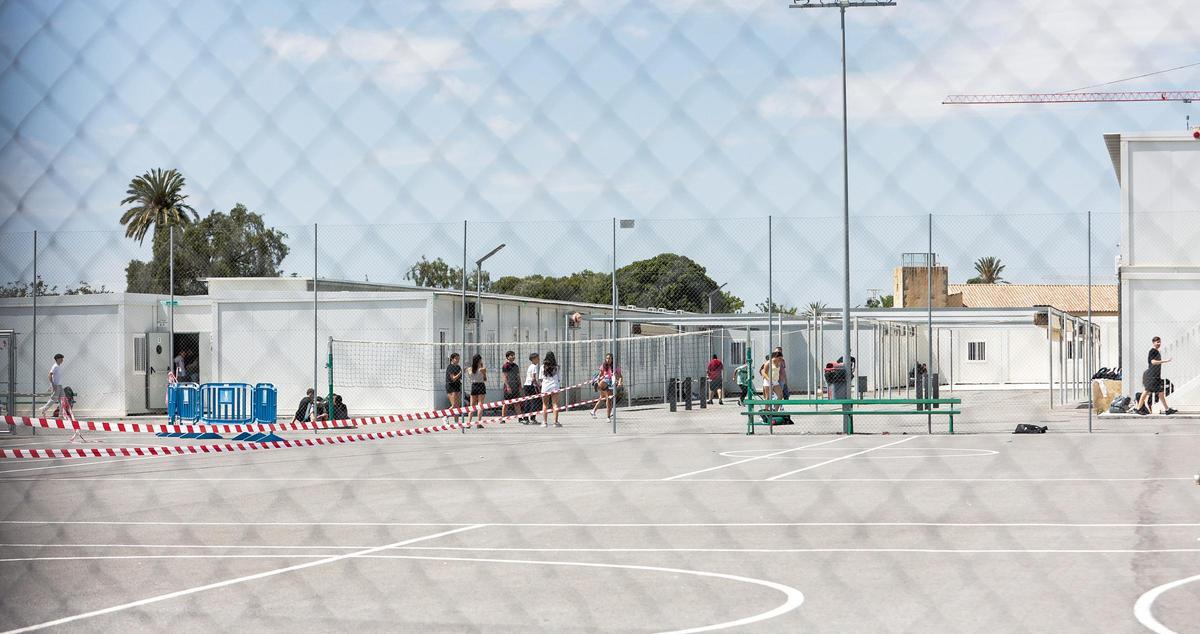 Alumnos junto a los barracones en el IES Berlanga de Sant Joan mientras se construye el nuevo centro educativo