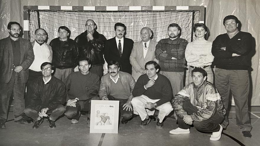 Junta del Patronato de Deportes de Vila en los años 90. Juan Vich está con americana y corbata junto al ex alcalde Enrique Fajarnés. | ALFREDO BENITO
