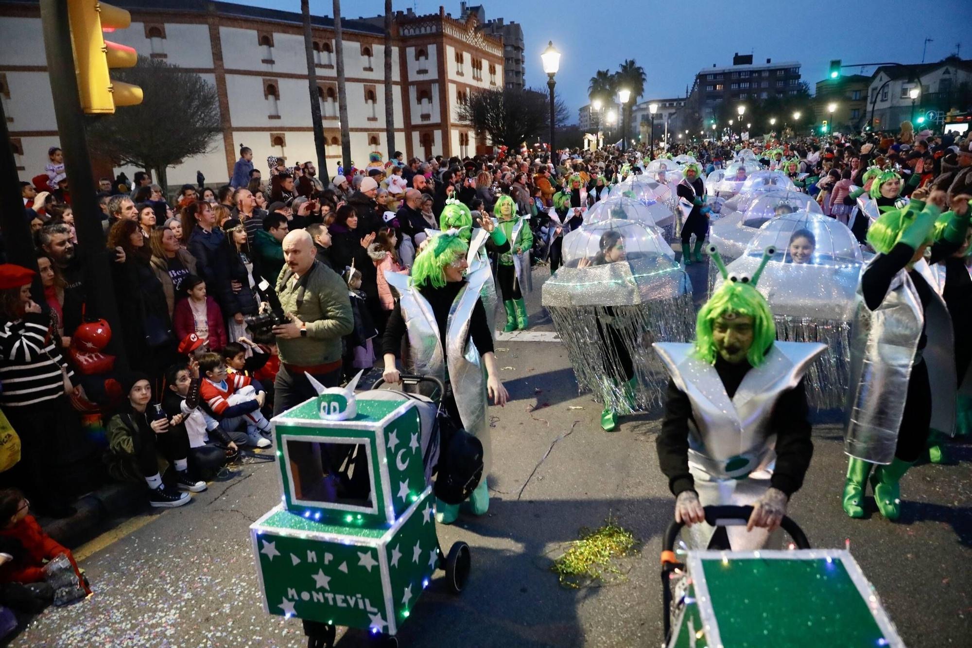 Así fue el multitudinario desfile del Antroxu de Gijón (en imágenes)