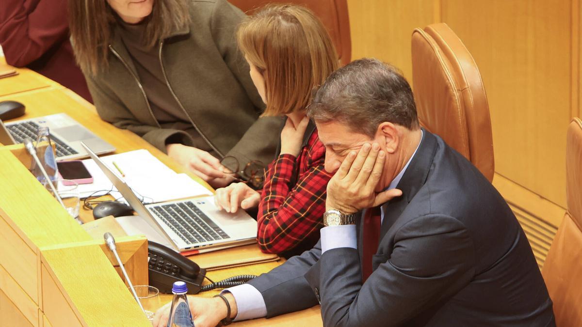 Besteiro, en el Parlamento, con Elena Espinosa y Lara Méndez.