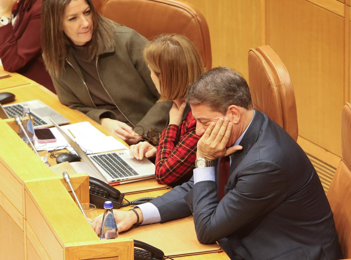 Besteiro, en el Parlamento, con Elena Espinosa y Lara Méndez.