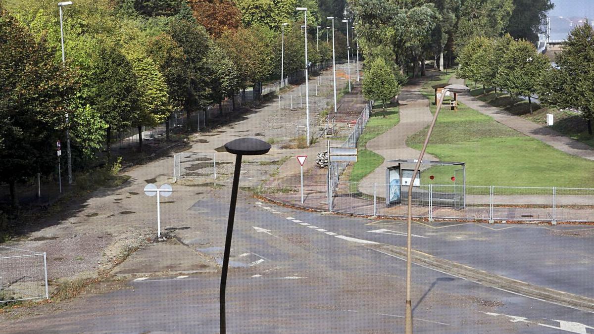 Vista de la avenida de El Molinón, cerrada al tráfico desde hace más de un año.