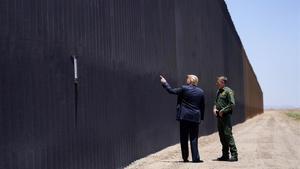 El presidente Trump conversa con el jefe de la Patrulla de Fronteras, Rodney Scott., junto al muro que marca la frontera con México en San Luis Ariz.