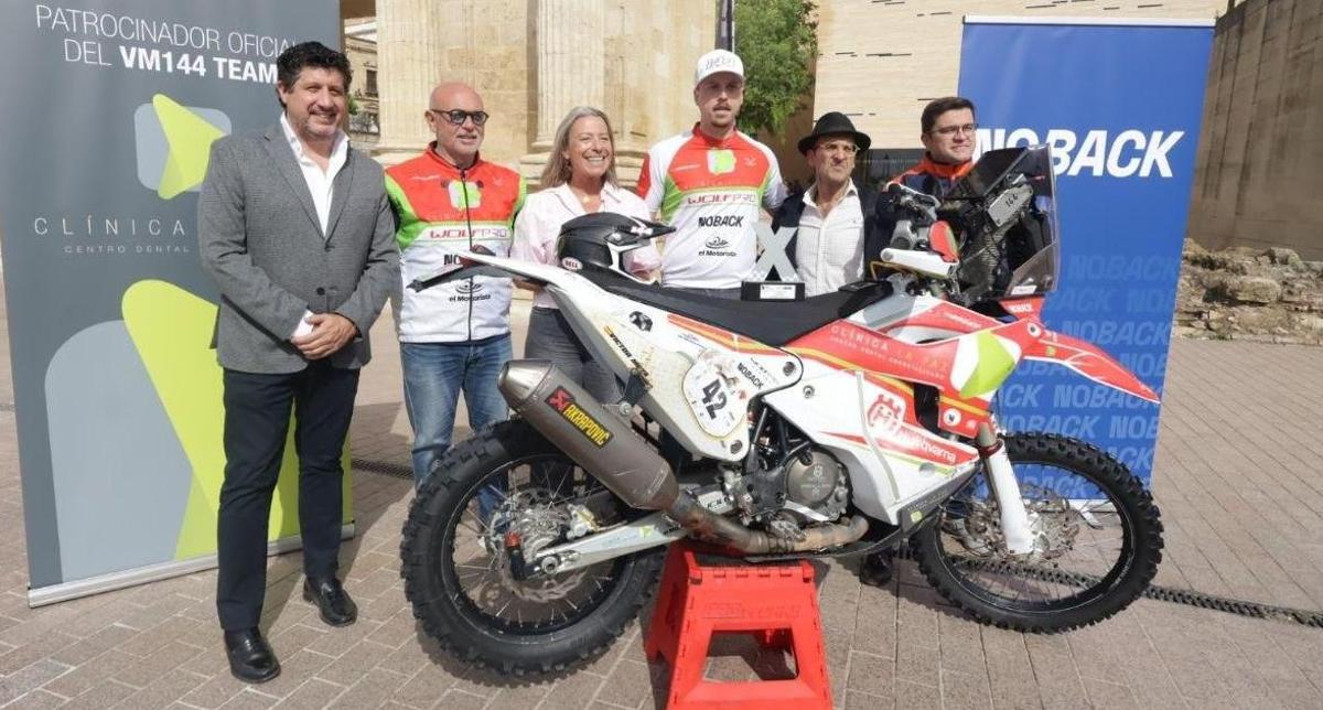 Víctor Moya y su equipo, junto a representantes del Imdeco y la Junta de Andalucía.