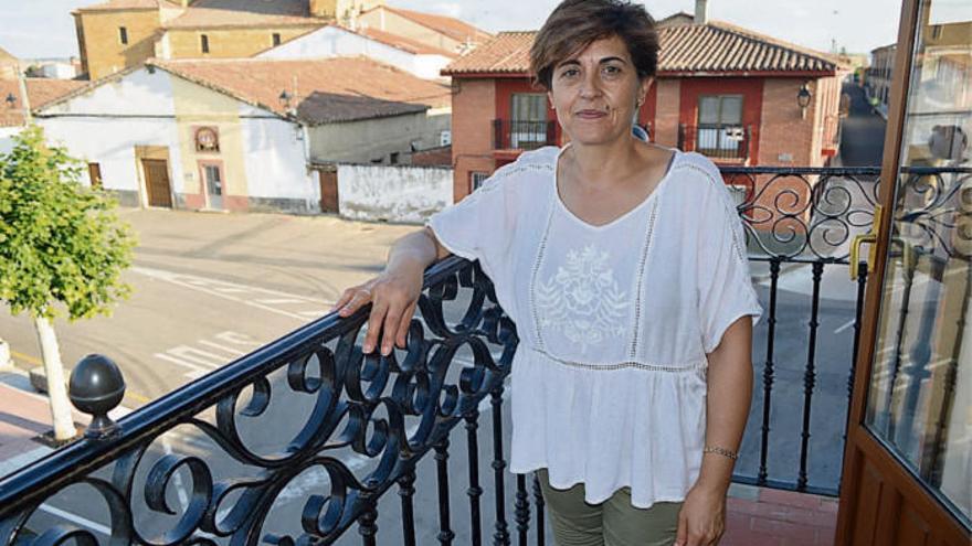 La alcaldesa de Moraleja del Vino, Eva Calvo, en el balcón del Ayuntamiento. |