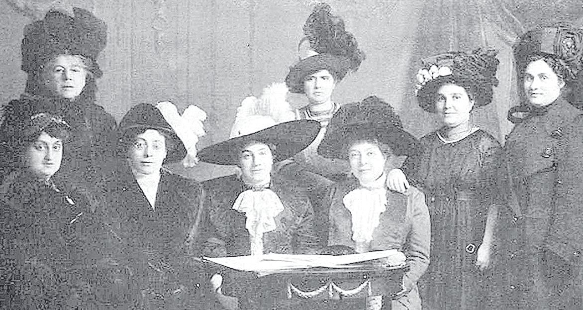 El Comitè de Dames de la junta organitzadora del Primer Congrés d’Higiene Escolar, el 1913, en una imatge publicada a la revista Feminal; Trinitat Sais és la segona per la dreta, asseguda.