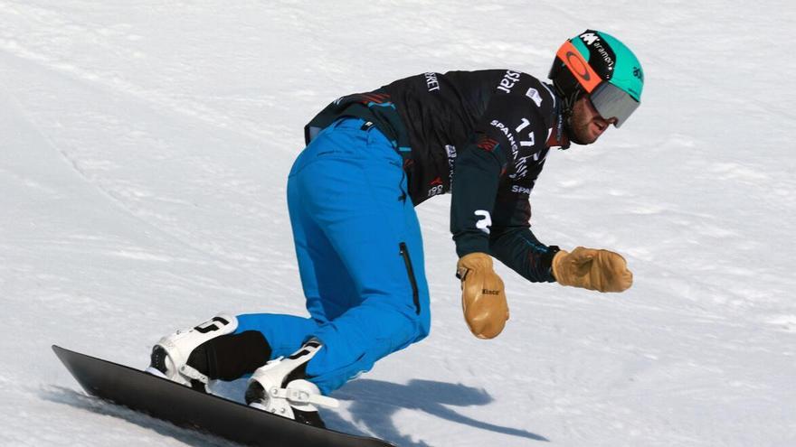 Deportista practicando snowboard en Baqueira Beret.