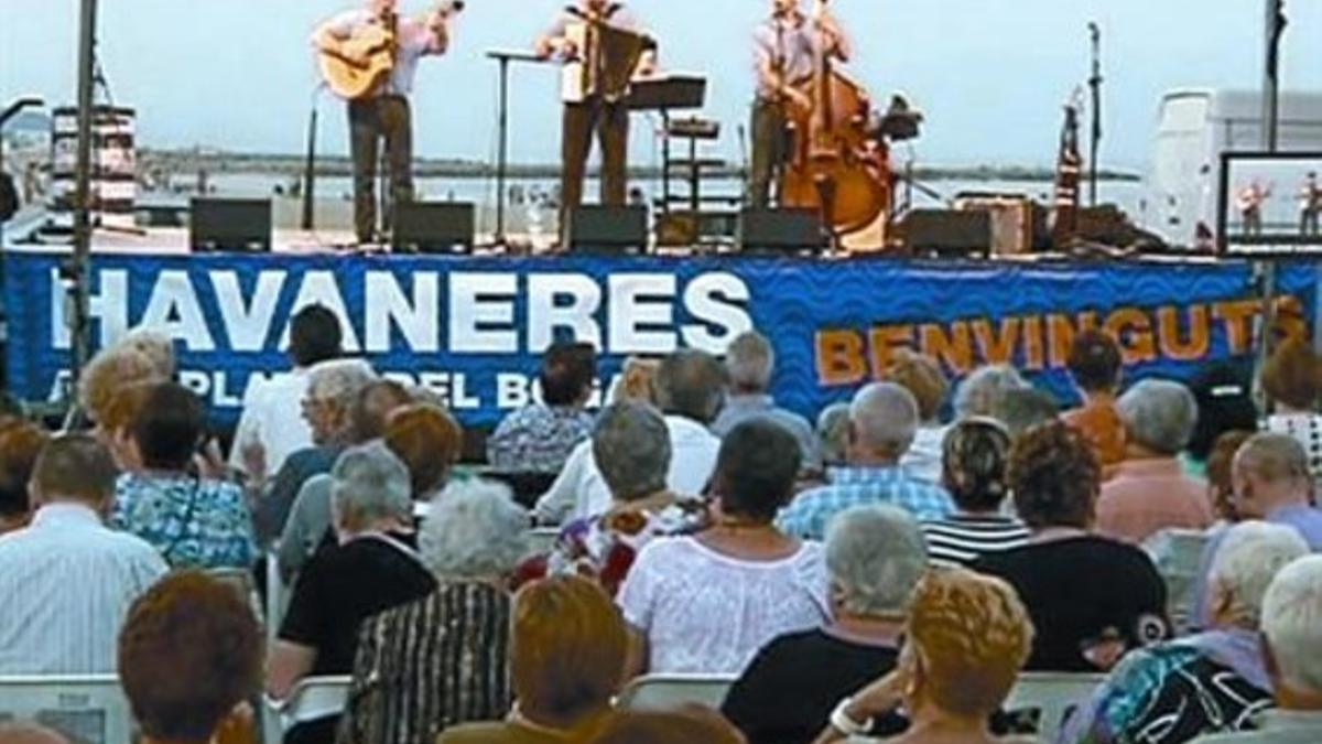 Actuación de habaneras el año pasado en la playa del Bogatell.