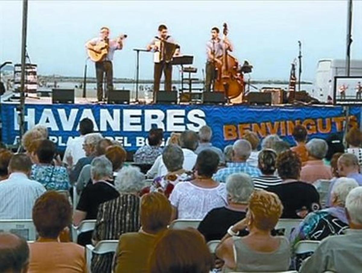 Actuació d’havaneres l’any passat a la platja del Bogatell. Actuació d’havaneres l’any passat a la platja del Bogatell.