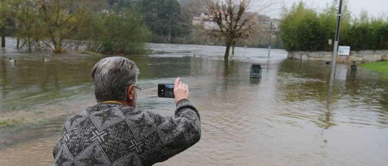 Un operario realiza trabajos de limpieza en el río Lonia, en Mende. // Iñaki Osorio