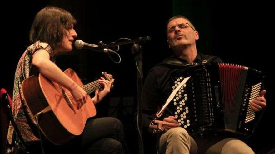 Tocando na gala con dúas solistas