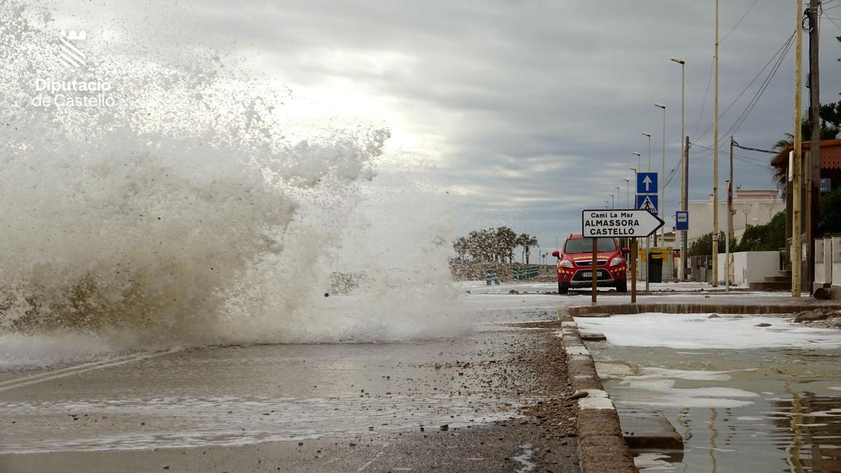 Efectos de la borrasca 'Harry' en el litoral de Almassora.