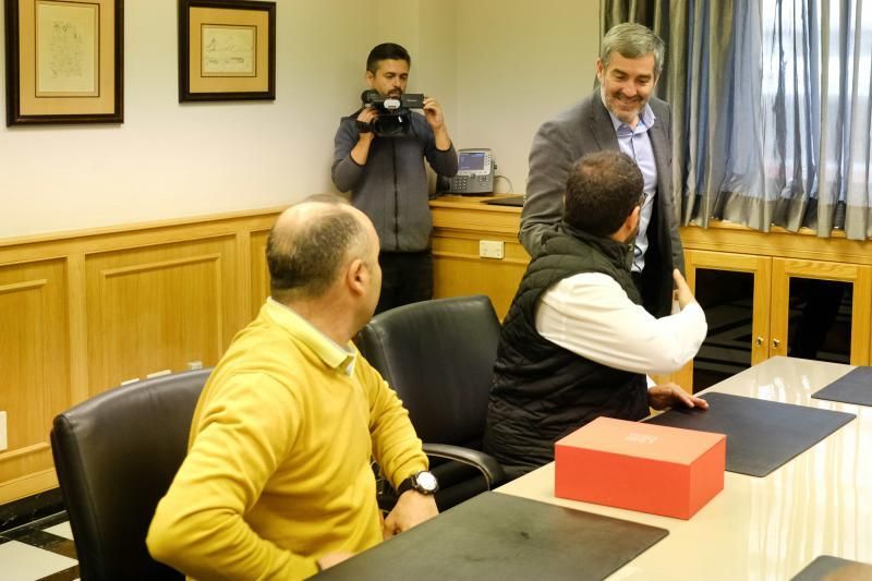 Las Palmas de Gran Canaria. El presidente de Canarias, Fernando Clavijo, recibe al secretario general de UGT en las islas, Gustavo Santana, y a los miembros de su Ejecutiva, que le entregarán una estatuilla conmemorativa del 130 aniversario del sindicato.  | 11/03/2019 | Fotógrafo: José Carlos Guerra