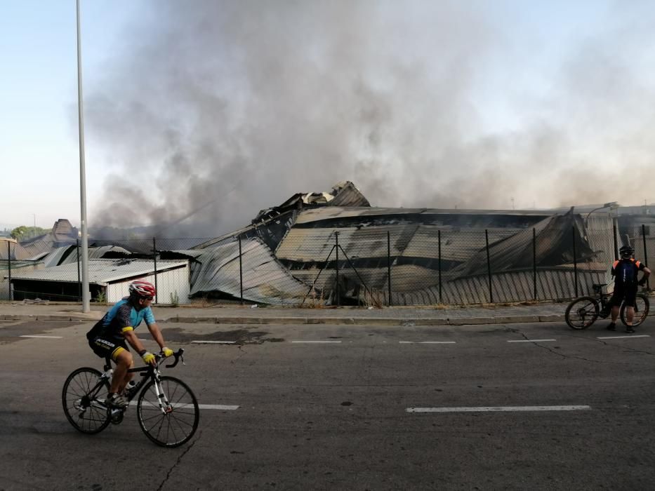 Els bombers ja han controlat el foc del Polígon Sant Isidre de Sant Fruitós