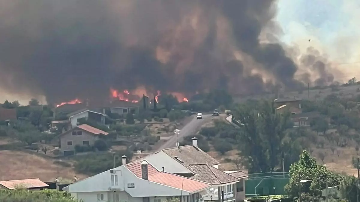 El incendio de Zamora se desmadra: doce pueblos evacuados y otros dos confinados por el fuego en Fermoselle