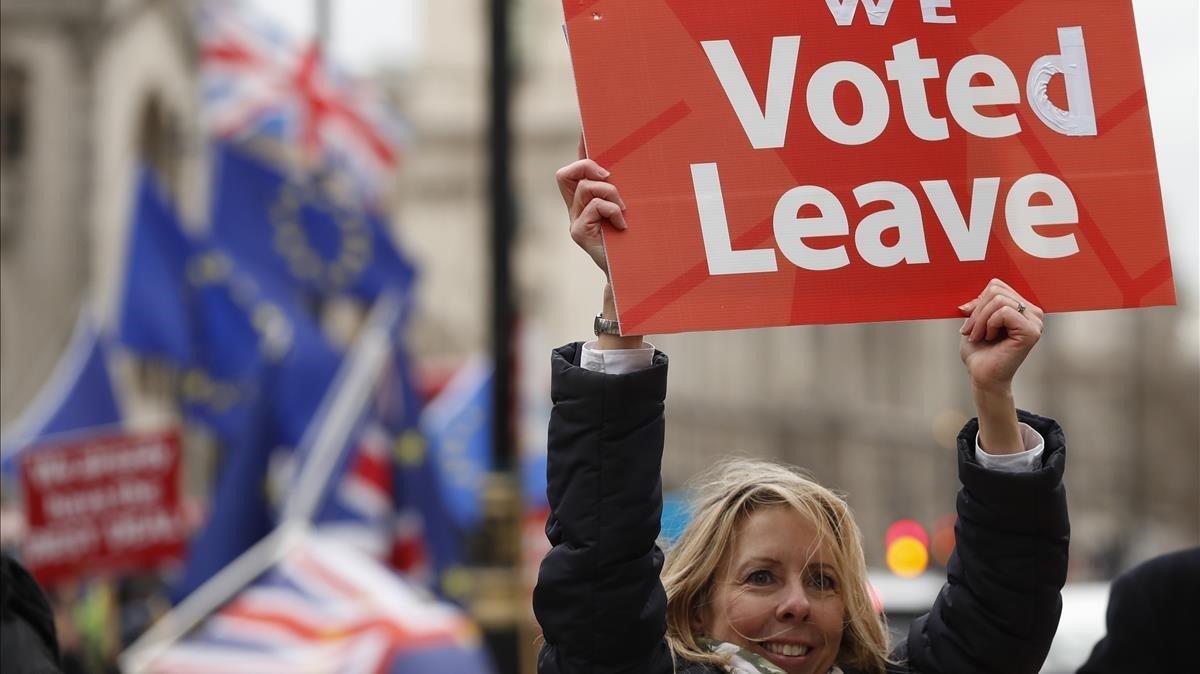 zentauroepp46302912 a pro brexit demonstrator waves a placard with others outsid181218160134