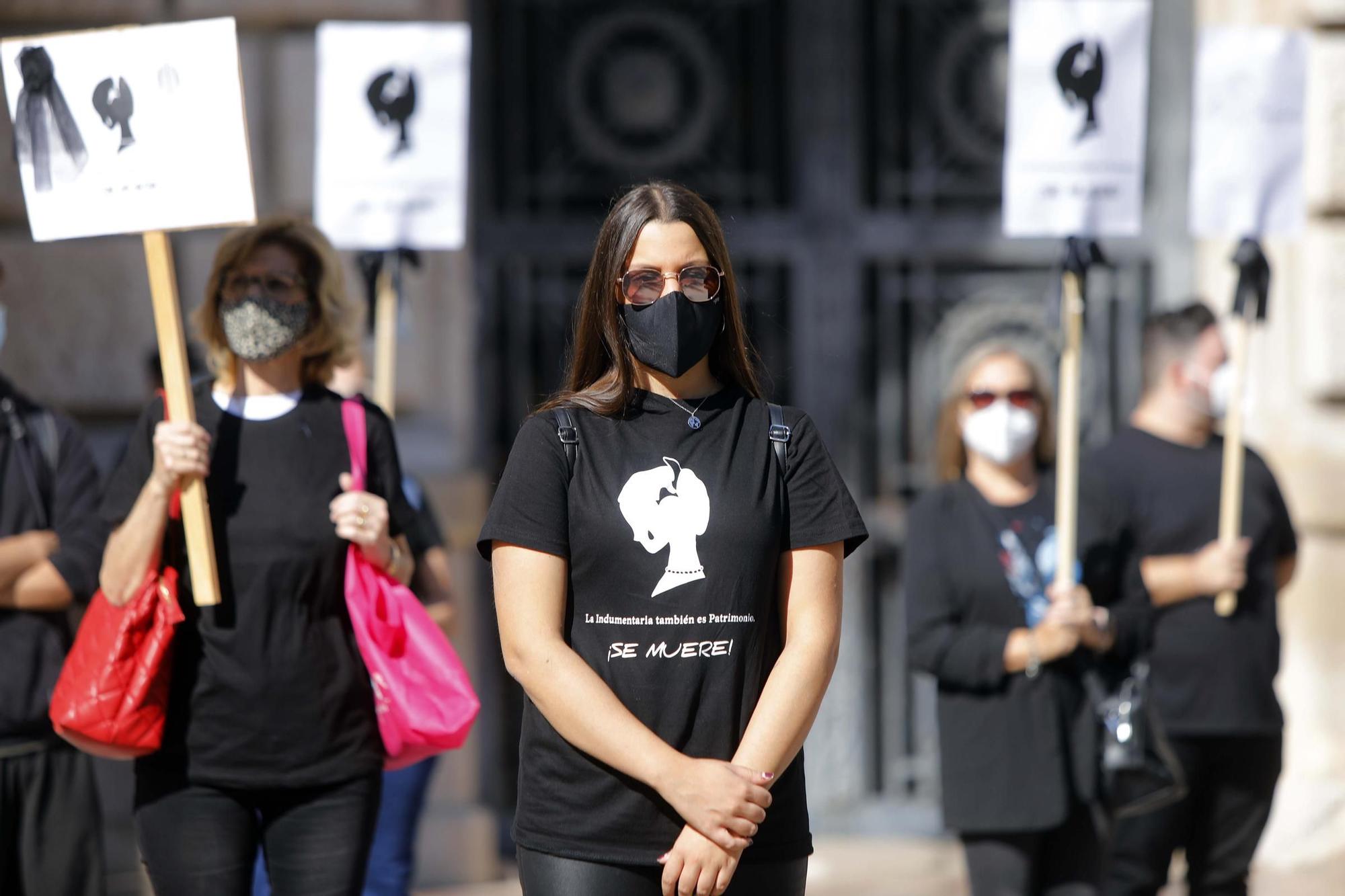 Manifestación de profesionales de la indumentaria tradicional valenciana.