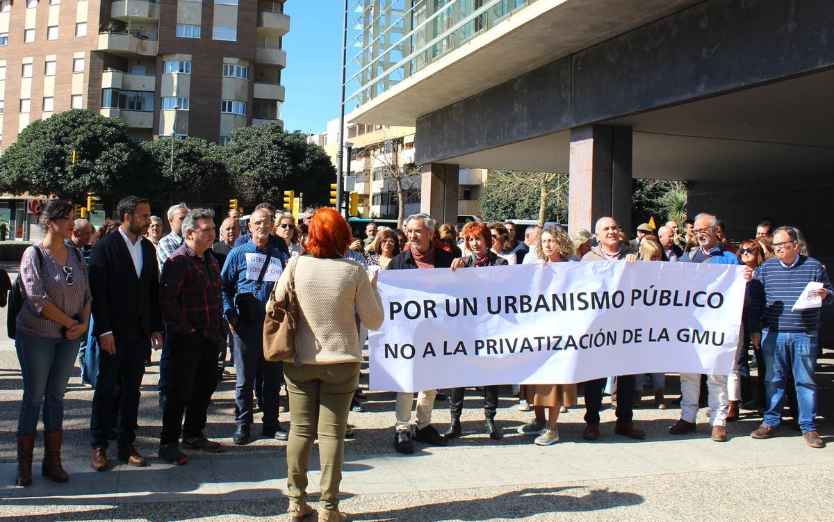 Concentración a las puertas de la Gerencia de Urbanismo.