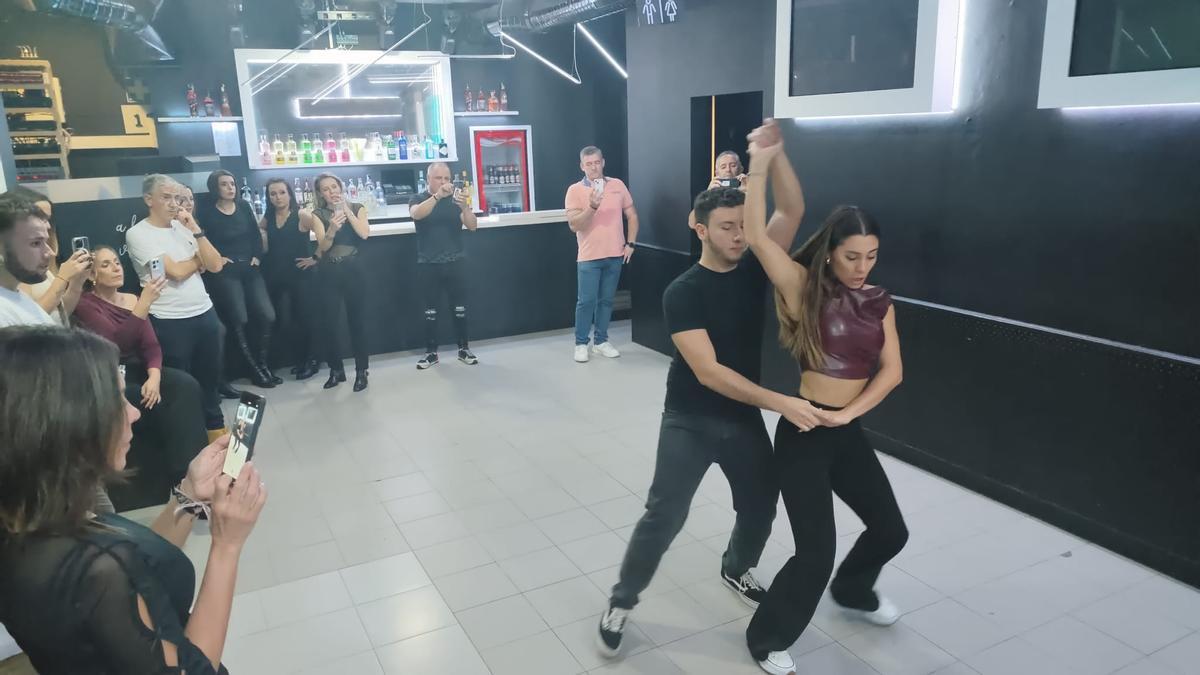 La profesora, Carla Díaz, junto al también profesor en Stradanza, Juan Reimóndez.