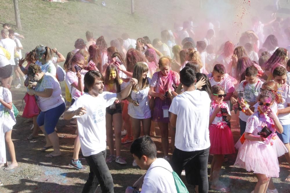 La fiesta, que tiene su origen en la Holi hindú, con explosión de colores sobre las personas, se celebró en A Estacada.