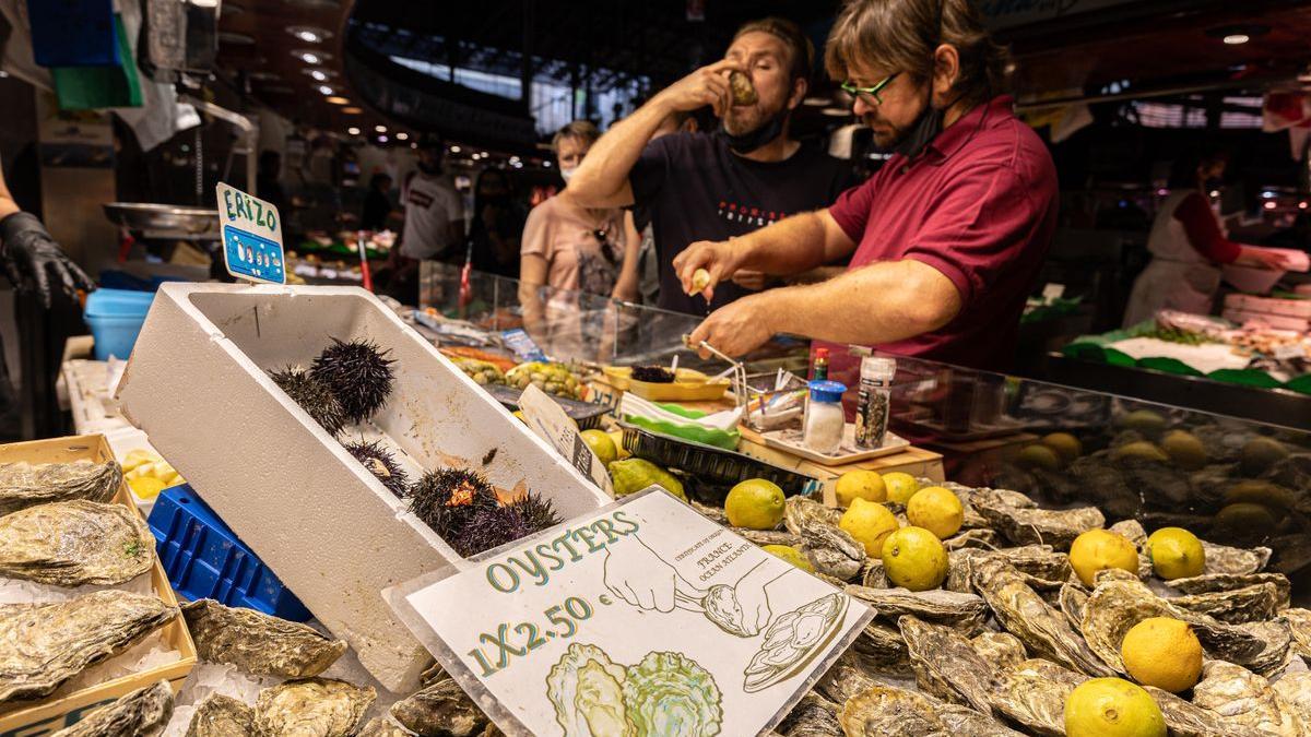 Consumición de ostras, la nueva moda que más sorprende de la Boquería del 2021.