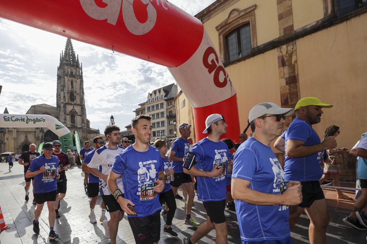 El azul tiñe el corazón de Oviedo con las camisetas de los 1.600 participantes en la carrera solidaria por el autismo El azul tiñe el corazón de Oviedo con las camisetas de los 1.600 participantes en la carrera solidaria por el autismo