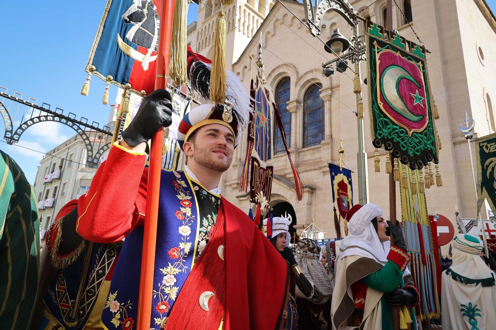 El Sant Jordiet entre claveles en la procesión de la Reliquia