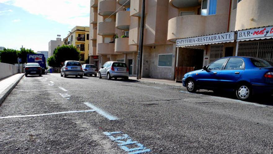 Plazas vacías de la zona azul en la calle Estrella, en Sant Antoni.