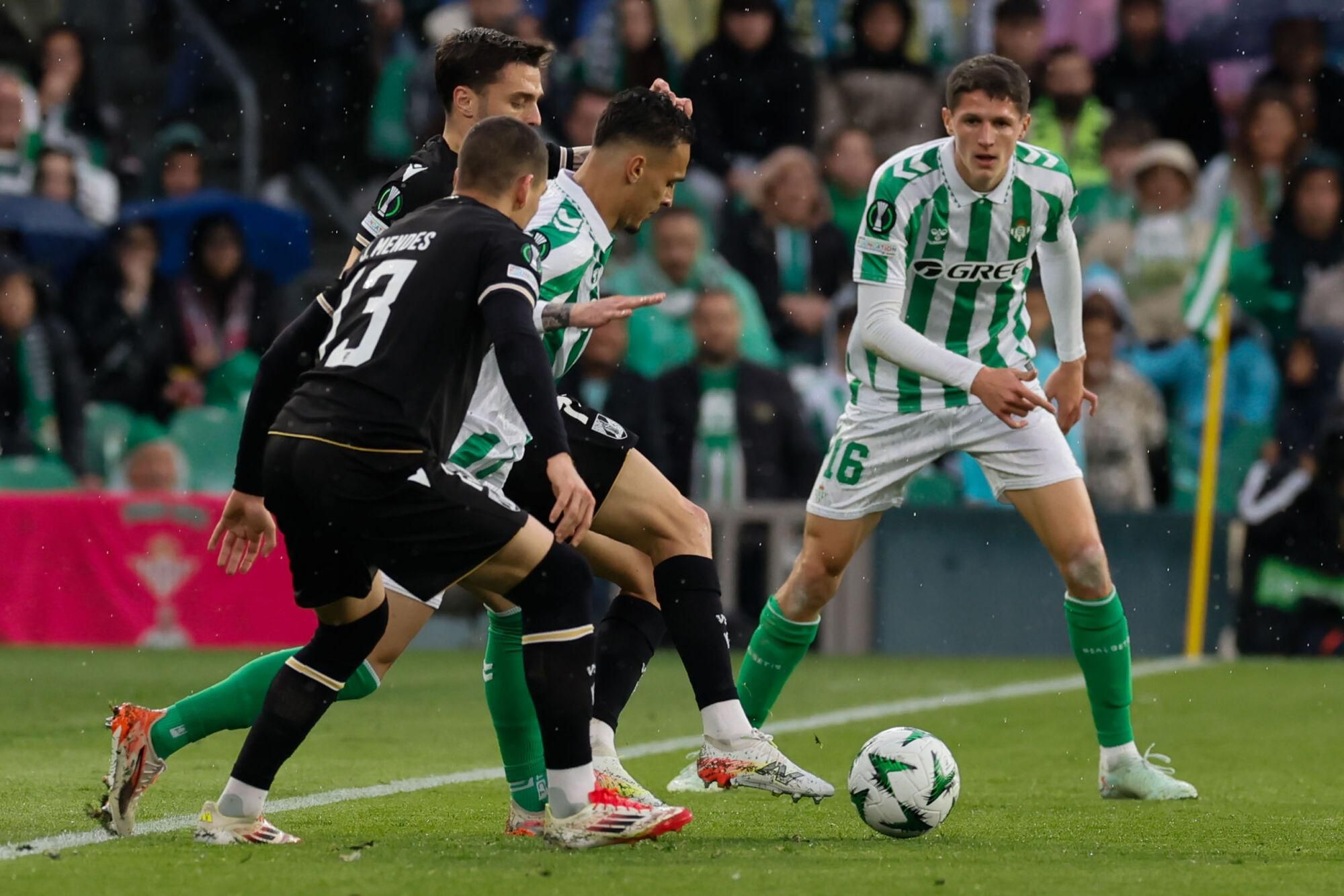 SEVILLA, 06/03/2025.-El delantero brasileño del Betis Antony (2d) controla el balón ante dos rivales del Vitoria de Guimaraes durante el partido de octavos de final de la Liga Conferencia, este jueves en el estadio Benito Villamarín de Sevilla.- EFE/José Manuel Vidal